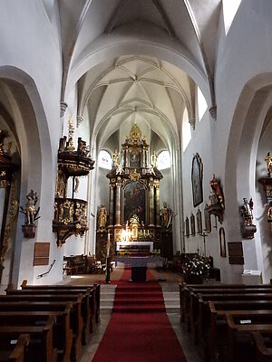 Emmersdorf, Pfarrkirche hl. Nikolaus, Blick in das Hauptschiff Richtung Hochaltar