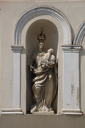 Wilhelmsburg, Hauptplatz, Pfarrkirche hl. Stephan, gotische Staffelkirche mit romanischen Kern, barocker Portalvorbau, 1740