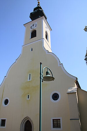 Hof am Leithaberge, Pfarrkirche hl. Michael, romanische Saalkirche, im 17. Jh. umgebaut