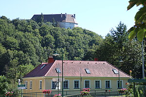 Messern, Blick von der Brücke über die Taffa auf das Schloss Wildberg