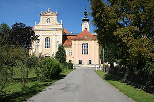 Schloss Heiligenkreuz mit Pfarr- und Wallfahrtskirche Mariae Himmelfahrt, ab 1733 errichtet