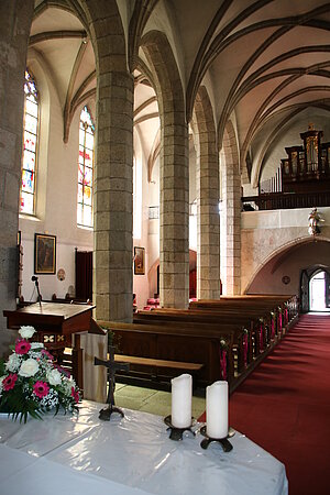 Litschau, Stadtpfarrkirche hl. Michael, Blick vom Hochaltar in die spätgotische Staffelhalle