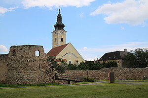 Mautern an der Donau, römische Befestigung des Kastells Favianis, im Hintergrund die Pfarrkirche