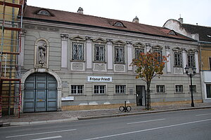 Stockerau, Hauptstraße Nr. 12: Spätbarockes Bürgerhaus, über dem Portal Immakulata-Figur, Wohnhaus Leopold Forstners