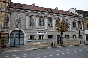 Stockerau, Hauptstraße Nr. 12: Spätbarockes Bürgerhaus, über dem Portal Immakulata-Figur,  Wohnhaus Leopold Forstners