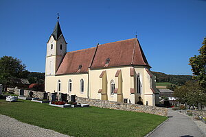 Zelking, Pfarrkirche hl. Erhard, im Kern romanisches Langhaus mit spätgotischen bzw. Spätrenaissancegewölbe, Chor Mitte 14. Jh.