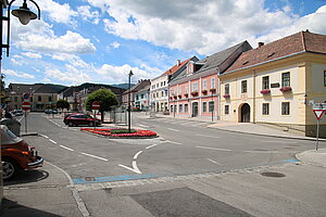 Aspang, Blick über den Hauptplatz Richtung Hauptstraße