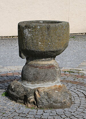 Rastenfeld, Kornmetzen aus Granit, 13. Jh.