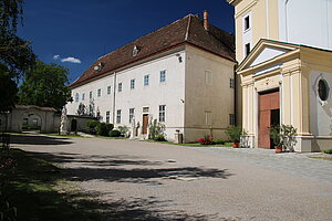 Maria Lanzendorf, Pfarr- und Wallfahrtskirche Schmerzhafte Mutter Gottes und ehem. Franziskanerkloster