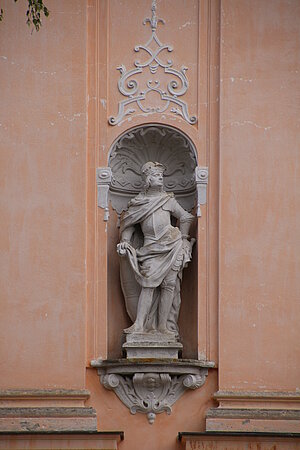 Mauerbach, ehem. Klosterkirche Allerheiligen, Bau ab etwa 1616, Weihe 1638, Fassadenskulptur