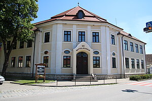 Hadres, das Gebäude der ehem. Hauptschule, heute Neue Mittelschule, um 1910