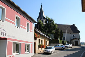 Kirchschlag, Gasse mit Blick auf die Pfarrkirche