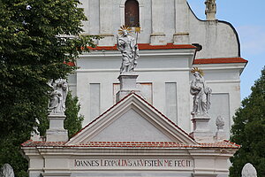 Kirchberg am Walde, Pfarrkirche hl. Johannes der Täufer, barocke Saalkirche, Torbau von 1717, Inschrift mit dem Namen des Stifters Johann Leopold von Kuefstein