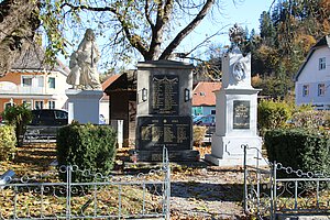 Krumau am Kamp, Hauptplatz, Denkmalgruppe: links hl. Josef, 1. Hälfte 18. Jh., Kriegerdenkmal, Denkmal für Kaiser Franz Joseph I.
