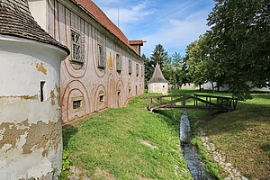 Lengenfeld, Langenloiser Straße 50, sog. Neues Schloss, ehem. Wassersclhloss, 2. Hälfte 16. Jh. und 18. Jh., Malereien von Johann Fruhmann 1974