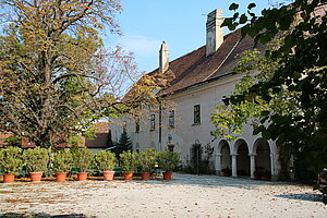 Pfaffstätten, Stiftgasse 7, Lilienfelderhof, Ende 16./Anfang 17. Jh., Blick in den Innenhof