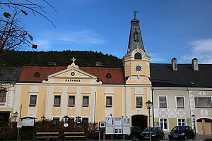 Pottenstein, Hauptplatz Nr. 13, Rathaus, im Kern mittelalterlich, späthistoristisch umgebau