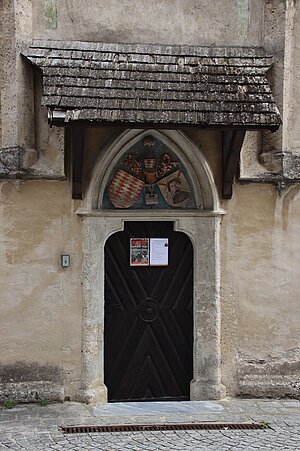 Schwallenbach, Filialkirche hl. Sigismund, Schulterbogenportal, polychromierte Wappen