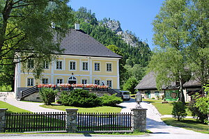 Naßwald,ehem. Reithof, Wohnhaus des "Raxkönigs" Georg Huebmer, heute Sitz der Forstverwaltung der Stadt Wien