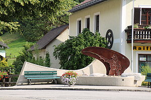 Opponitz, Brunnen auf dem neugestalteten Platz mit symbolischer Darstellung des Sensenschmiedes