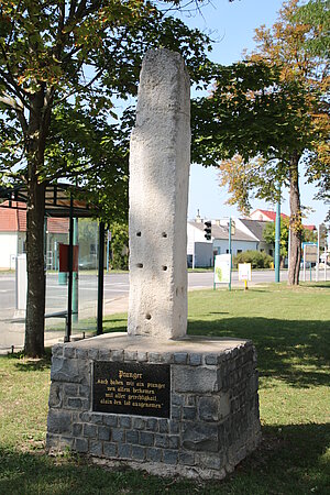 Sollenau, Prangerdenkmal