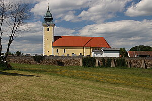 Waldenstein, Pfarrkirche hl. Michael, im Kern romanisch, Langhaus im 15. Jahrhundert zu zweischiffiger Halle umgebaut