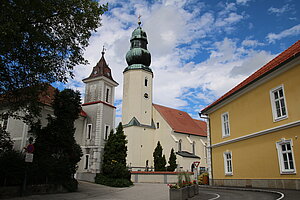 Wolfsbach, Ortszentrum mit der Pfarrkirche im Hintergrund