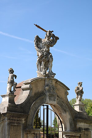 St. Andrä an der Traisen, Portal mit Erzengel Michael