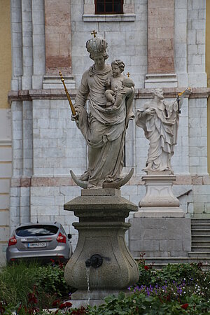 Stift Seitenstetten, Großer Stiftshof, frühbarocke Marienfigur