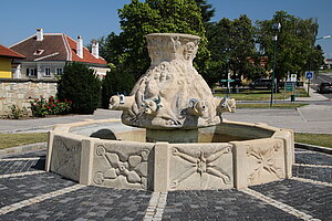 Sommerein, Kirchenplatz, Brunnen der Bildhauerin Maria Bilger-Biljan