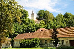 Feistritz am Wechsel, Blick auf Burg Feistritz, im Vordergrund Wirtschaftsgebäude