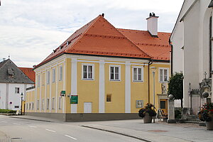 Gresten, Friedhofgasse 1, Pfarrhof, im Kern 15. Jh., heutige Gestalt 17. Jh.