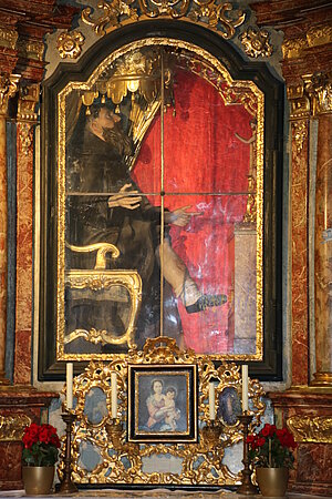 Mariahilfberg, Wallfahrtskirche Hilfreiche Jungfrau Maria, Peregrinus-Altar mit Statue des hl. Peregrinus in Vitrine, 1756