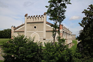 Schloss Nieder-Wallsee, Reitschulgebäude im Stil des romantischen Historismus