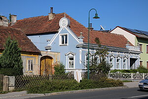 Göpfritz an der Wild, Gebäude an der Hauptstraße mit reicher historistischer Fassade