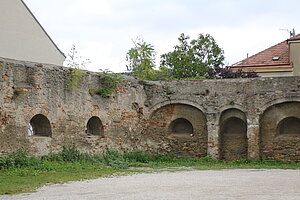 Groß-Enzersdorf, Mauerreste der ehem. Stadtburg