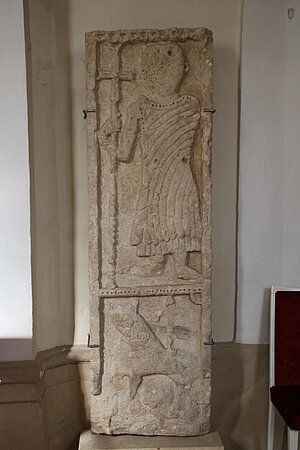 Stronsdorf, Pfarrkirche Mariae Himmelfahrt, romanische Grabplatte, 12./13. Jh.