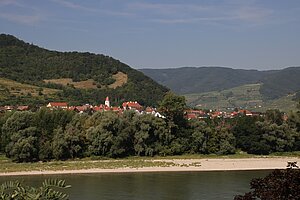 Rossatz vom linken Donauufer aus