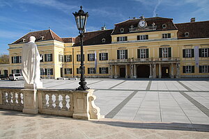 Laxenburg, Schloss Laxenburg, Fassade zum Schlossplatz hin