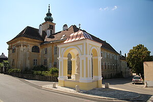 Mannersdorf, Fabriksgasse 1, "Perlmooser Hof",  Blick von Schubertgasse aus