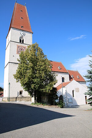 Nußdorf ob der Traisen, Pfarrkirche hl. Johannes der Täufer, zweischiffiger spätgotischer Bau mit markantem West-Turm