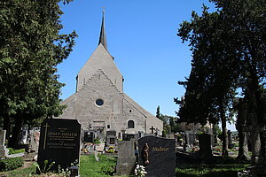 Pulkau, Pfarrkirche hl. Michael, im Kern romanische Chorturmkirche, durch gotische Zubauten zu basilikaler Anlage erweitert