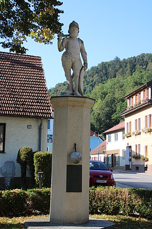 Weiten, Prangersäule mit Rolandfigur auf dem Marktplatz, Anfang 17. Jahrhundert