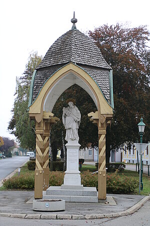 Bockfließ, Bildstock Hl. Johannes Nepomuk von 1737, Holzbaldachin 1935