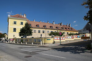 Mannersdorf, Schloss Mannersdorf, heute Gemeindeamt, 1753-55 umgebaute Schlossanlage