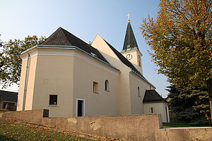 Reyersdorf, Filialkirche hl. Leonhard, gotische Chorquadratkirche, ab 1354 erbaut, im 17. Jh. barockisiert, Blick auf das gotische Chorquadrat mit barockem Schluß