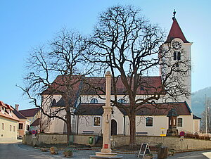 Rossatz, Pranger von 1633  und Pfarrkirche hl. Jakobus der Ältere, im Kern romanische gotische Kirche