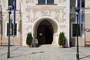 Zwettl, Hauptplatz Nr. 4, Altes Rathaus, gotischer Baukern, mehrfach umgestaltet, Sgraffitofassade von 1549-50