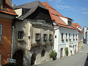 Emmersdorf, Häuserreihe auf dem Hauptplatz
