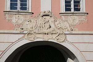 Langenlois, Walterstraße Nr. 20: Fassade 2. Hälfte 18. Jahrhunderts mit reichem Stuckdekor